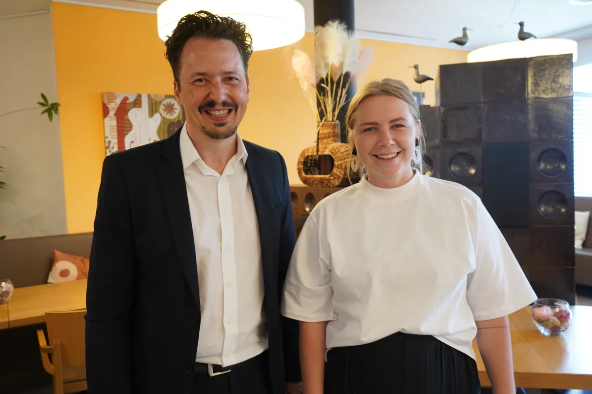 Der Filmemacher Dominik Streiff und Karin Bischoff bei der Premiere des Films «Der Zeit voraus» in der Zollinger Stiftung.